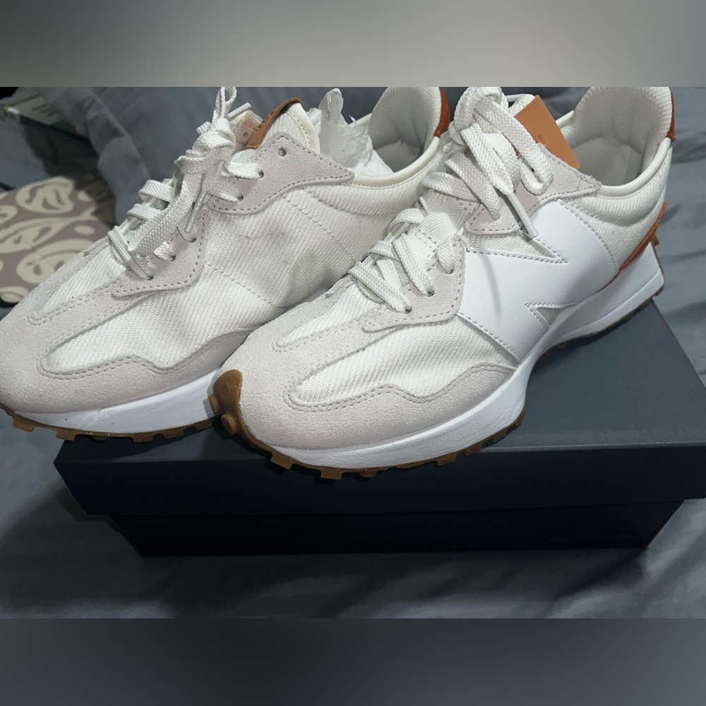 BRAND NEW New Balance 327 women’s